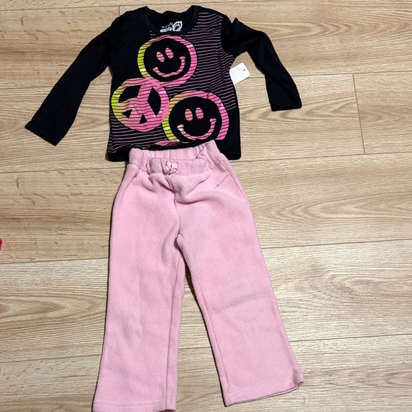 Girls 3 pieces Children’s Place Pink and Black Outfit. Fleece hoodie and pant - Picture 3 of 6